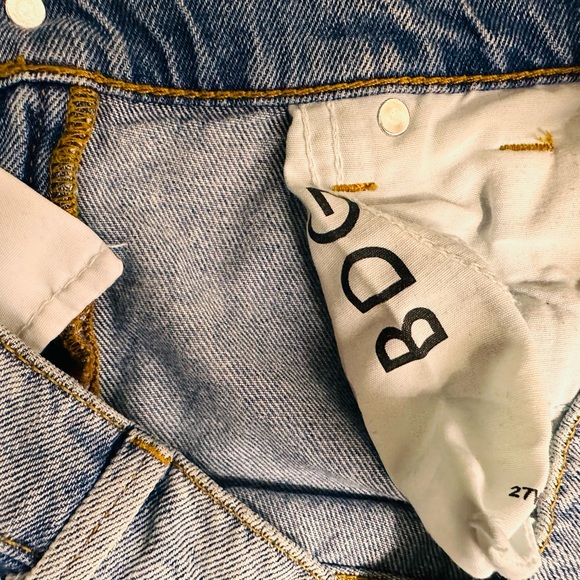 BDG URBAN OUTFITTER MOM HIGH RISE DESTROYED STRAIGHT LEG  LIGHT WASH JEA… - Picture 9 of 10